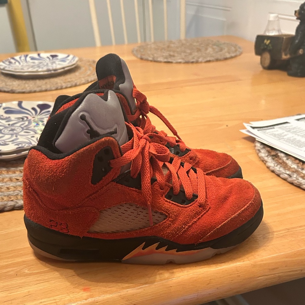 Jordan 5 “dunk on mars” kids shoe (size 5 in boys)